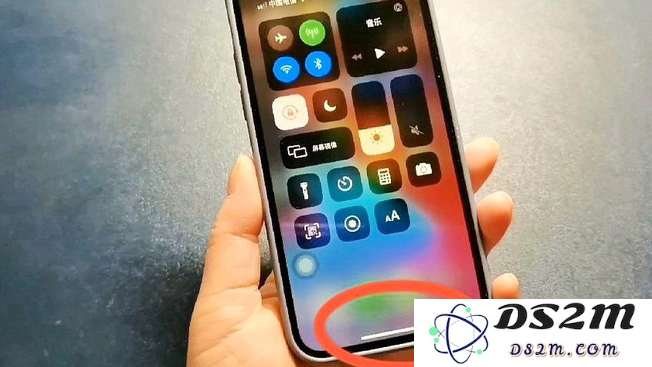 如何利用 iPhone 手机底部的横线进行快速应用切换与管理？
