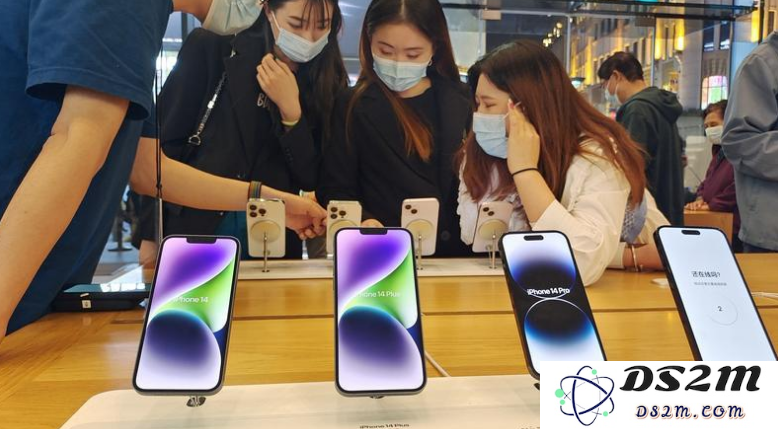 为何iPhone 14普通版的销售量持续下滑，消费者选择其他手机品牌的原因是什么？