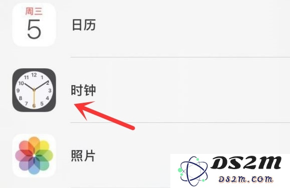 如何在iPhone手机上添加时钟小组件并调整时钟图标的大小使其更加醒目?