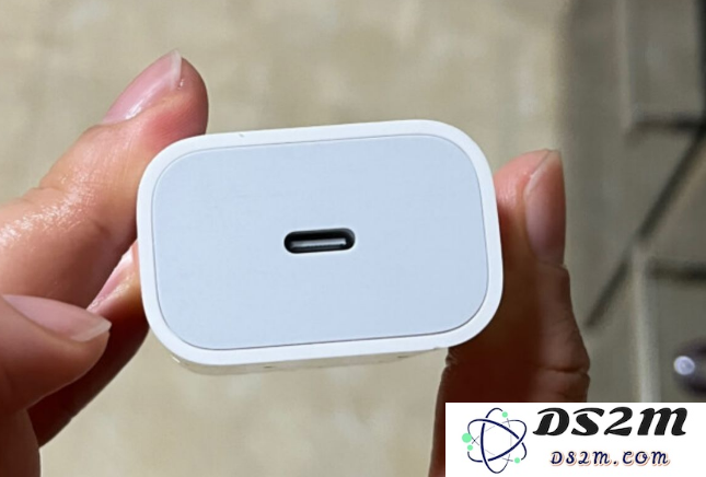 购买苹果 iPhone14 时，原装充电器是否为必需品？值得考虑的因素是什么？