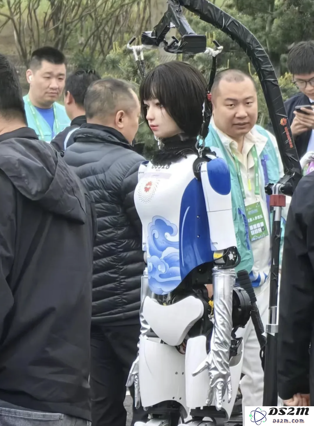 刚刚，全球首位机器人马拉松冠军诞生！赛博跑姿大赏：宇树「躺平」原地起立、最稳的是它……