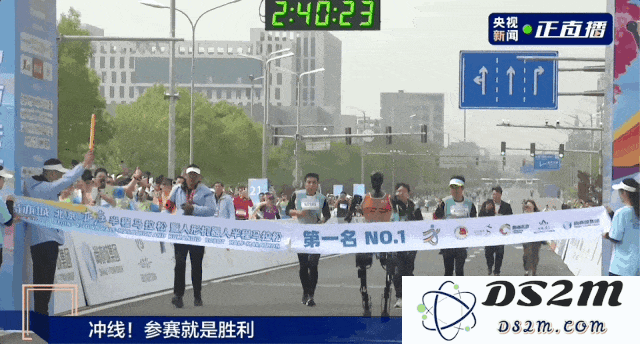 全球首位机器人马拉松冠军震撼落幕：赛博跑姿精彩纷呈，宇树独具「躺平」风格、稳健表现的机器人成为焦点……