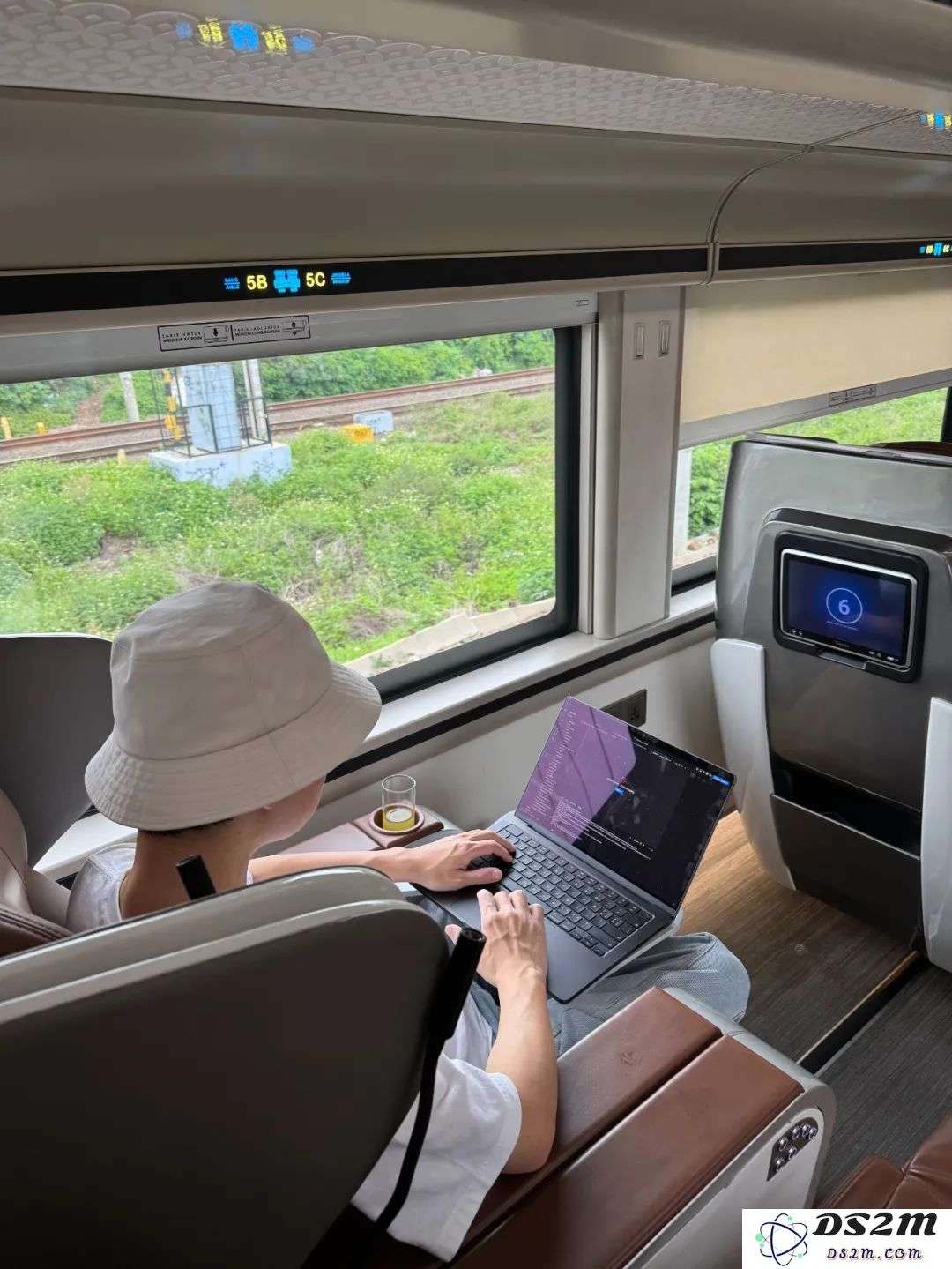 对话「小猫补光灯」陈云飞：35+岁大厂i人，用离职、旅居、AI开发来打破中年魔咒