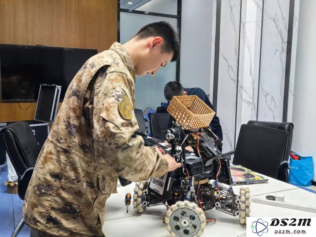 海军大连舰艇学院战队：辽宁站机甲大师赛荣耀夺冠展风采