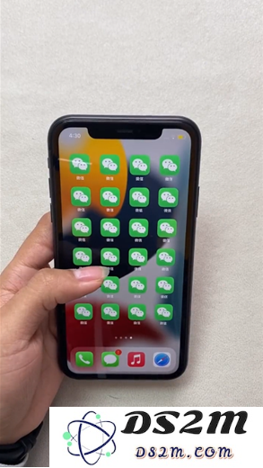 如何在iPhone的桌面上同时显示多个微信应用图标以方便使用？