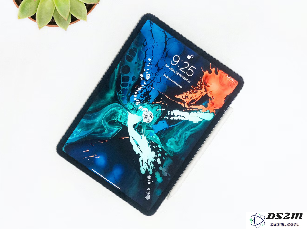 长时间将 iPhone 和 iPad 插在充电器上而不拔掉会对设备造成哪些潜在影响？