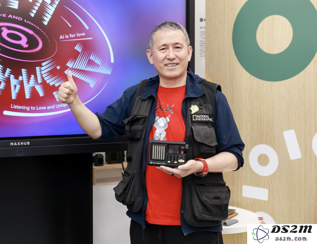这个 69 岁的「AI硬件」创业者，正被数百万年轻人追捧