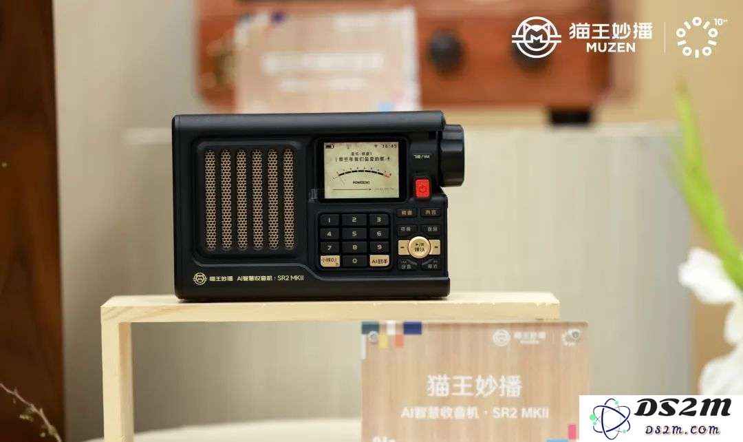 这个 69 岁的「AI硬件」创业者，正被数百万年轻人追捧