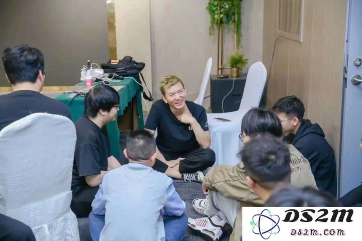 被AI取代的前同事，正在通过AI年入百万
