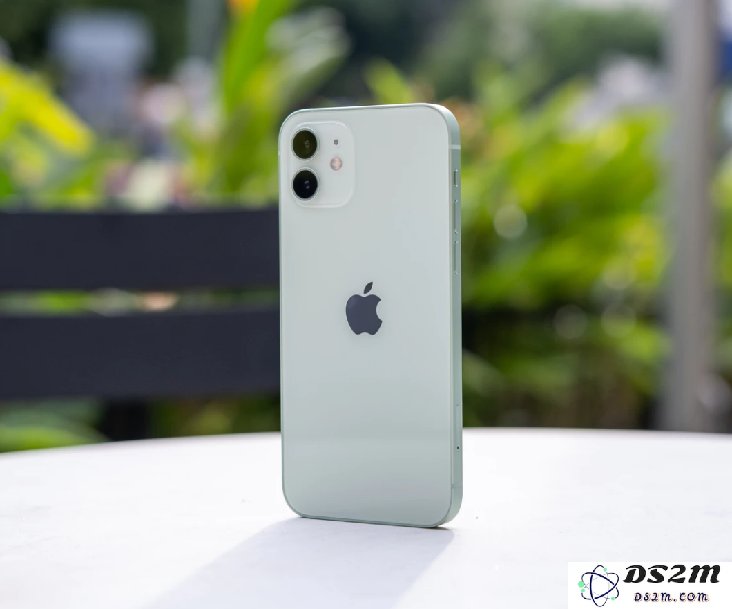 如何处理不慎将iPhone 12掉入水中的情况以避免损坏和确保设备安全