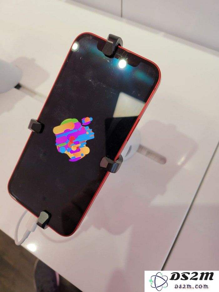 iPhone 12 屏幕更耐摔，但仍要注意划痕问题