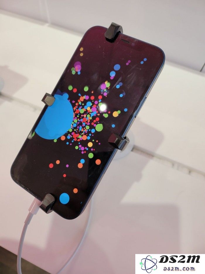 iPhone 12 屏幕更耐摔，但仍要注意划痕问题