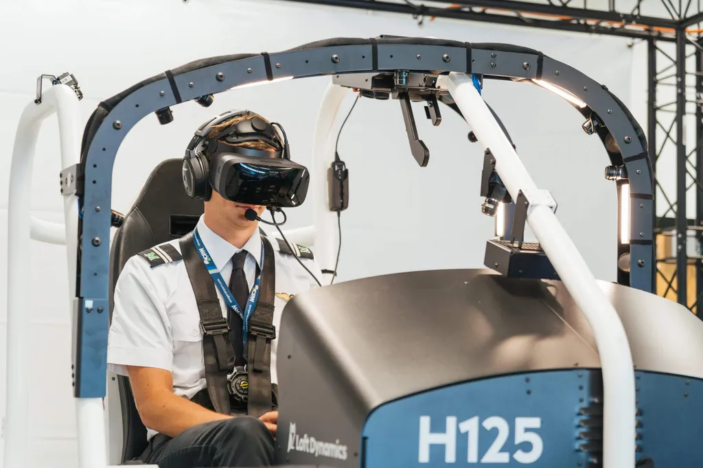 全球首个获得 FAA 认证的 VR 飞行模拟器实现历史性突破，或将彻底改变飞行员培训的未来模式