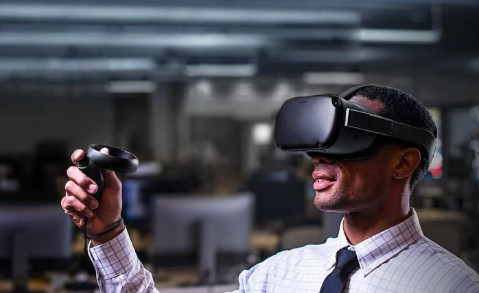 在虚拟现实环境中提升工作效率：通过VR头显实现高效沉浸式团队协作与生产力的极致提升