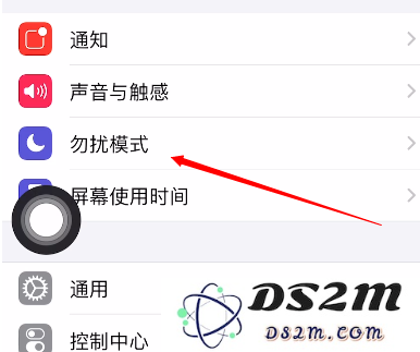 如何在iOS设备上启动系统内置的游戏勿扰模式来避免游戏时的干扰和打扰？