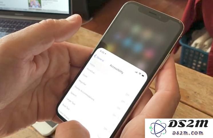 在 iPhone 11 Pro Max 上如何方便地开启单手操作模式以提升使用体验？