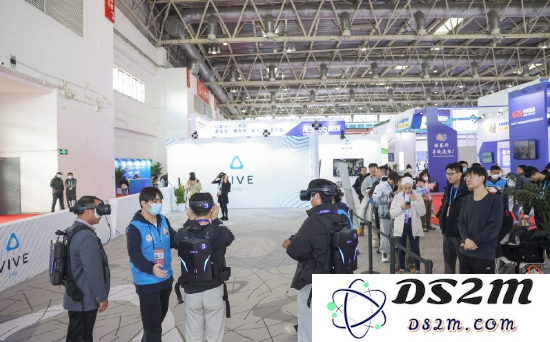 HTC VIVE展台前观众体验项目 图/受访者供图