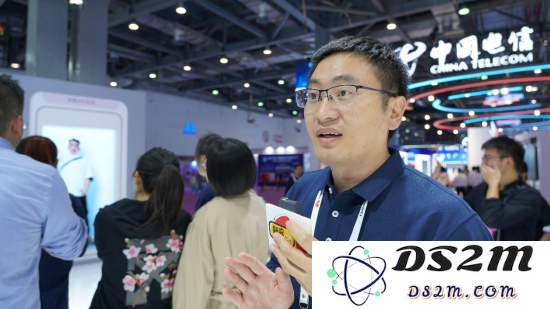 华为展区工作人员接受新浪VR采访