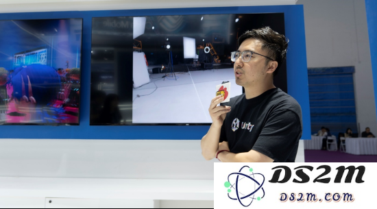 Unity中国公司展区工作人员接受新浪VR采访