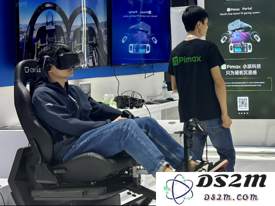 现场观众体验飞行模拟器设备