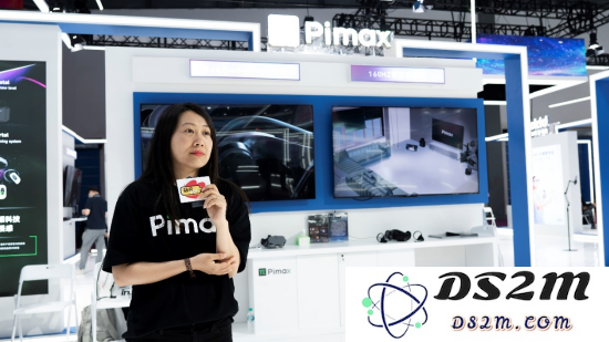 小派科技展区工作人员接受新浪VR采访