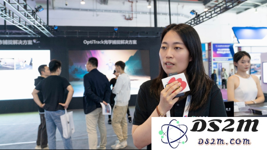 虚拟动点展区工作人员接受新浪VR采访