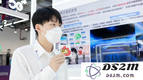 数字人生纪念馆展位工作人员接受新浪VR采访