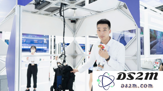 元宇宙鼓浪屿展位工作人员接受新浪VR采访