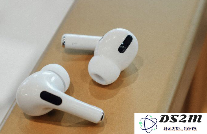 如果你的 AirPods 意外进水了，应该采取哪些步骤进行清洁和保养以恢复使用？