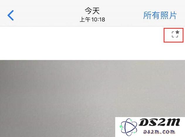 为什么在我的 iPhone 11 照片的右上角会出现星形标志？这代表了什么含义呢？