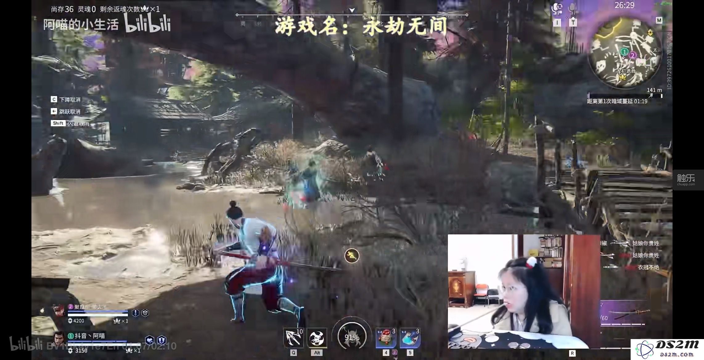 用筷子进行有趣挑战的女孩，展现了独特的游戏乐趣与灵巧技巧