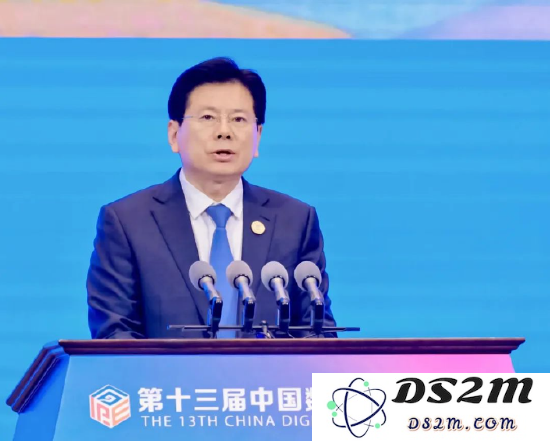 中宣部副部长张建春发表主旨演讲