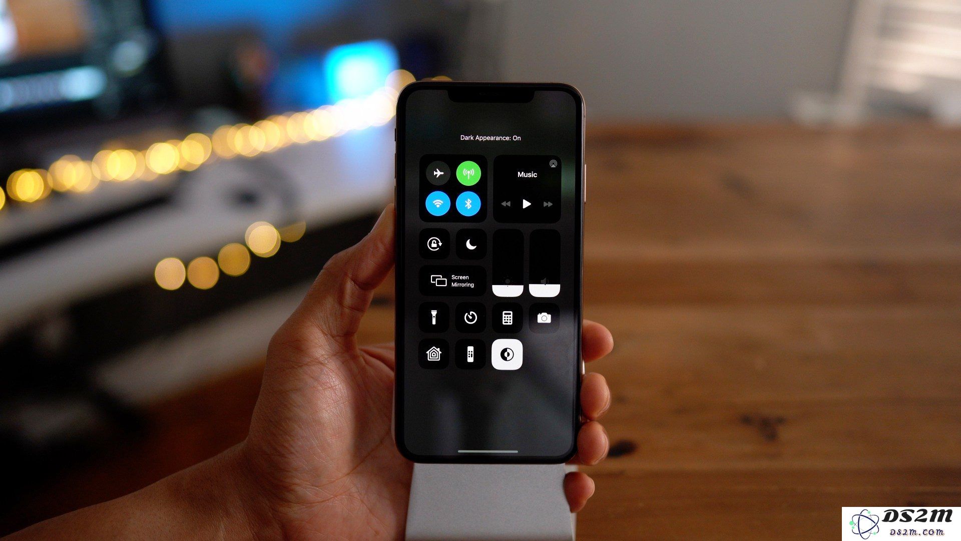 iOS 13 使用指南：在 iPhone 和 iPad 控制中心轻松添加「深色模式」切换按钮的步骤