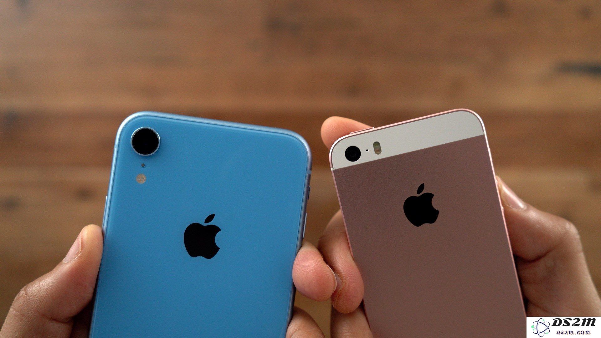 如何在接到来电时快速拒接 iPhone 来电并直接将其转至语音信箱的操作步骤？