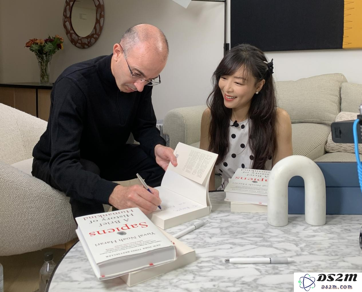 尤瓦尔·赫拉利与张静初探讨：永不停歇的人工智能如何影响我们，导致人类难以跟上节奏