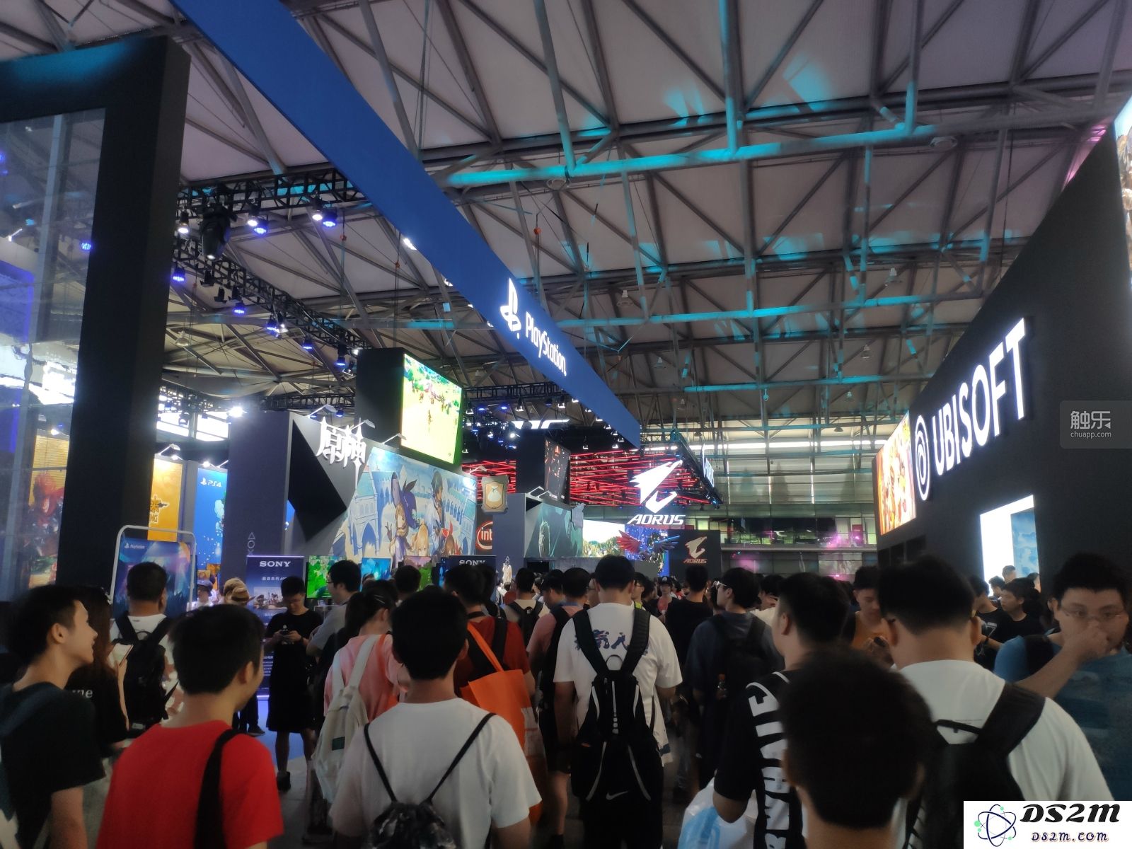 玩家们纷纷携带Switch前往《原神》展台体验最新内容和活动
