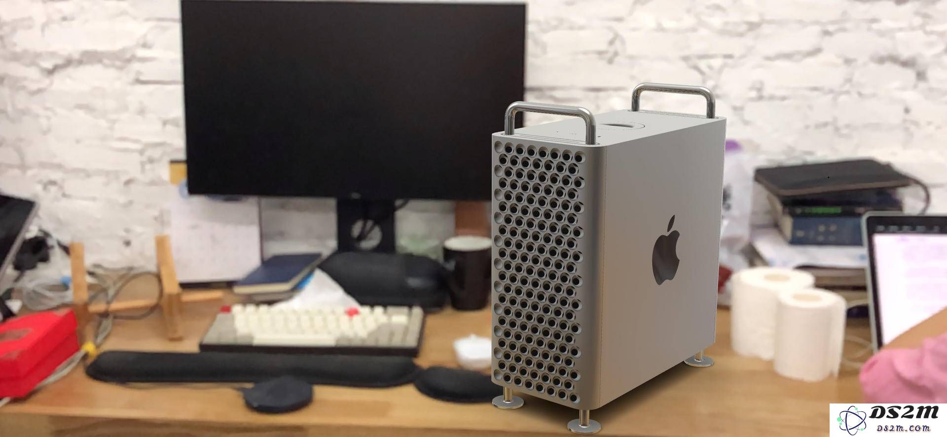 如何通过 iPhone 辅助将价值 5 万元的 Mac Pro 安置到自己的书桌上并优化工作空间？