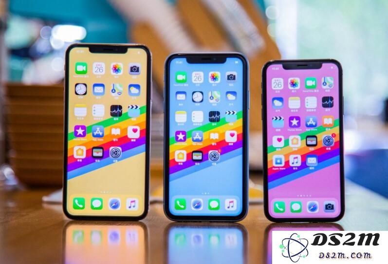 为何在使用 iPhone XR 进行游戏时，手机屏幕会出现自动变暗的现象？