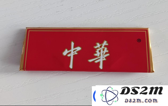 奥特曼卡和萝卜刀已经失去了光彩，如今烟卡才是现在小孩心中的至高宠儿和新一代的交易货币