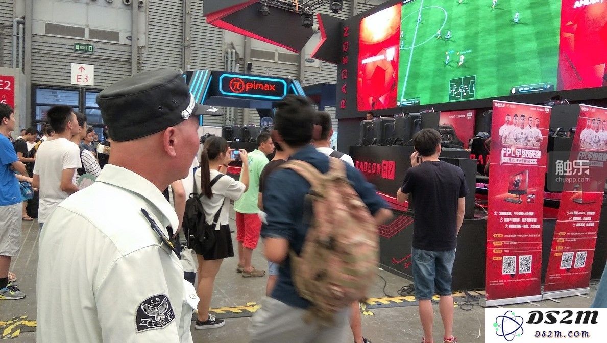 一直盯着球回我话