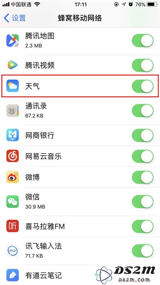 如何解决 iPhone 无法正确显示当前城市的天气信息问题？