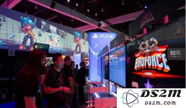 《BroForce》制作人Evan Greenwood在游戏展会上