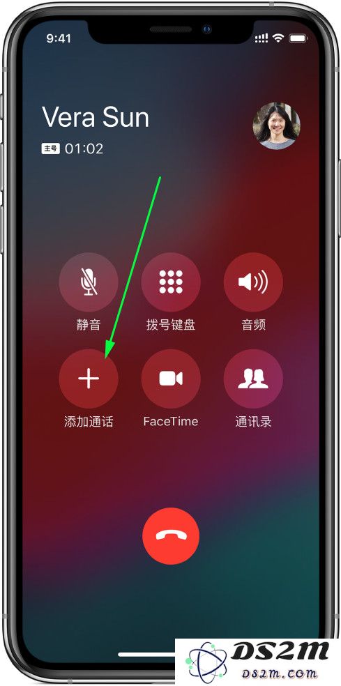 如何在 iPhone XS 上设置和实现多人同时通话功能，以便与多个联系人保持联系