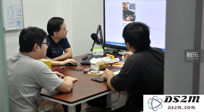 编辑们正在会议室讨论下一期直播的内容