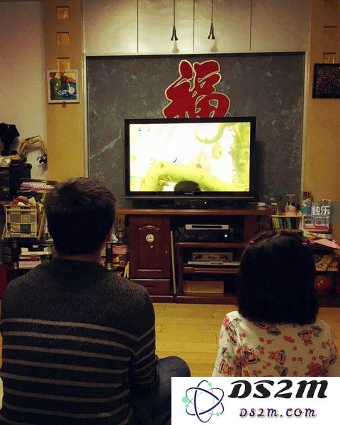 去年春节回家,火狼和女儿在客厅里一起玩游戏