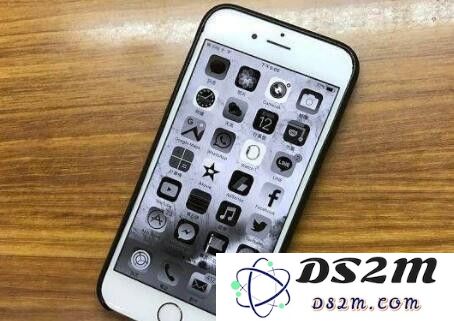 当你的iPhone手机屏幕意外变成黑白色时该如何解决和恢复颜色？