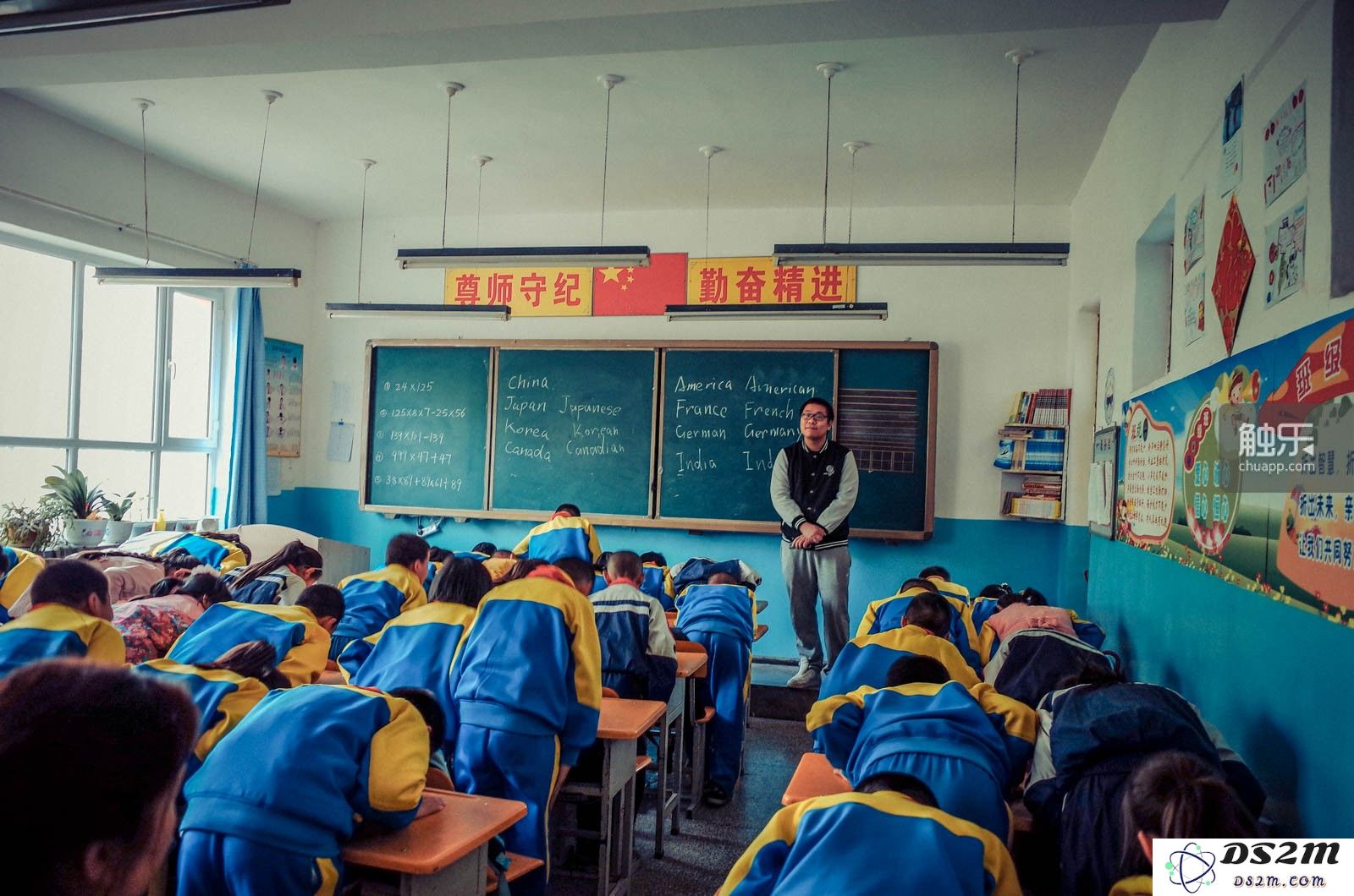 下课时,孩子们鞠躬,齐声说:“老师再见,老师辛苦了。”王师傅不太好意思