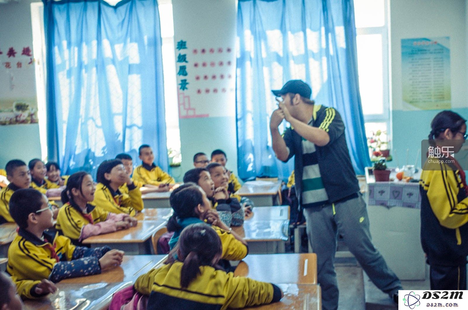 “我手里有东西吗?”囚徒问孩子们