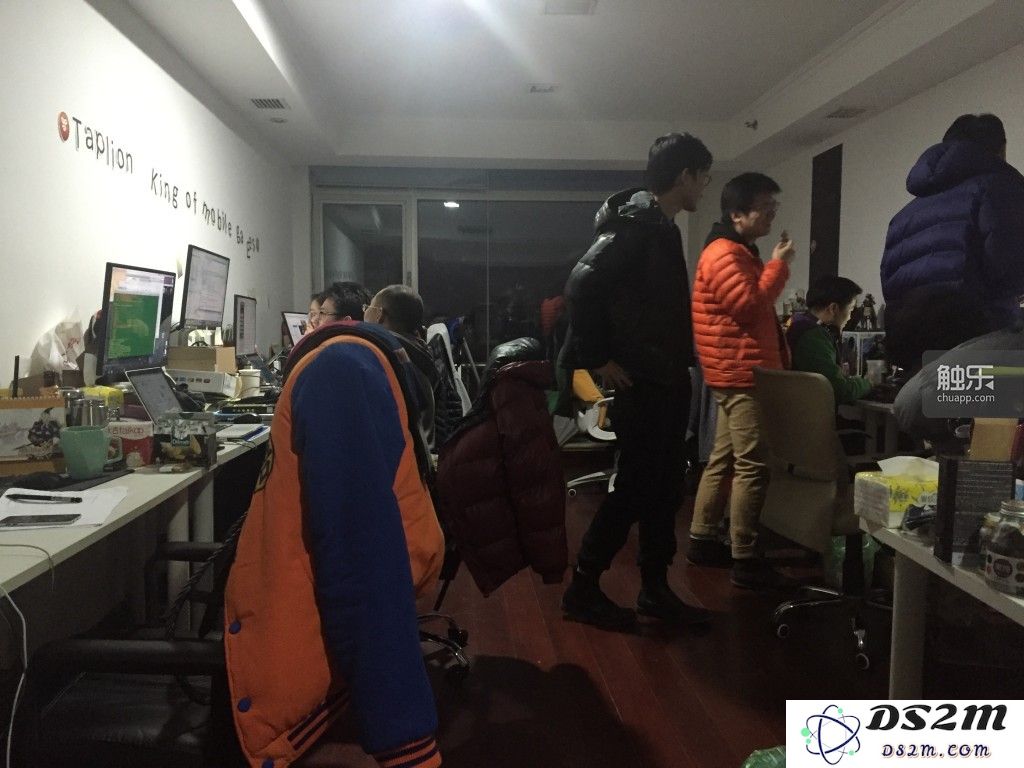 盘狮游戏的办公室,团队成员正在沟通