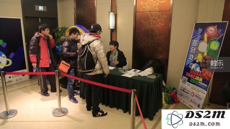 GameJam会场门口的签到处,参与者们正在陆续签到